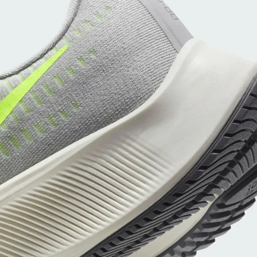 Detailed zoom on the outsole and midsole of the Nike Air Zoom Pegasus 37 Men's grey running trainers, highlighting the responsive React foam and visible Zoom Air unit.