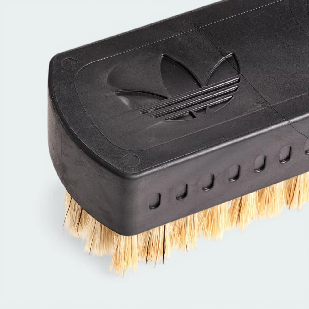 Zoom looking at the front of the brush and bristles, highlighting the precision-cut synthetic fibers.