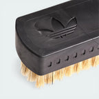 Zoom looking at the front of the brush and bristles, highlighting the precision-cut synthetic fibers.