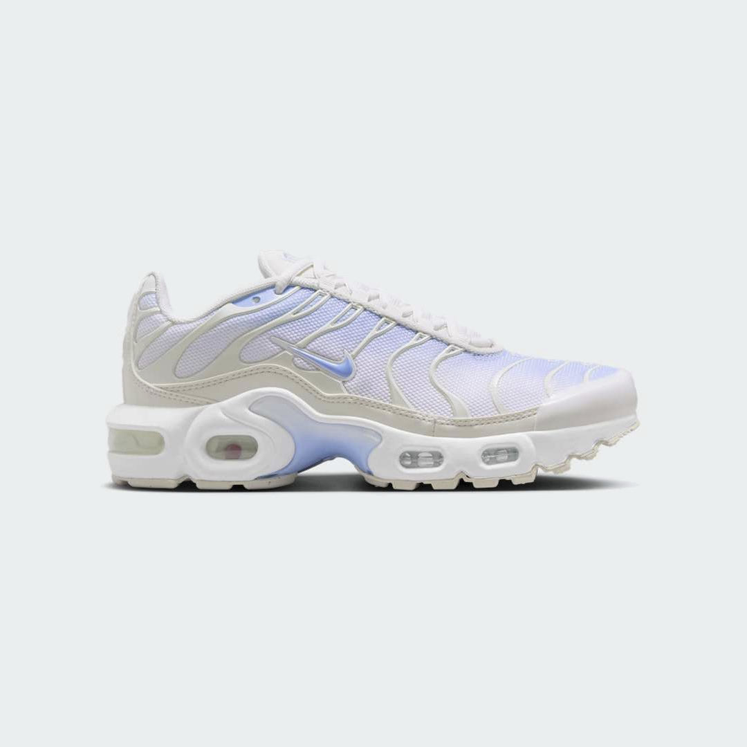 Nike Air Max Plus Juniors' Girls' trainers in psychic blue, white, and phantom, side profile showing visible Tuned Air units and distinctive wavy overlays.