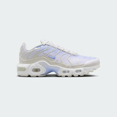 Nike Air Max Plus Juniors' Girls' trainers in psychic blue, white, and phantom, side profile showing visible Tuned Air units and distinctive wavy overlays.