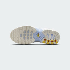 View of the outsole of the Nike Air Max Plus Juniors' Girls' trainers, showing the durable rubber tread pattern and visible Tuned Air segments.