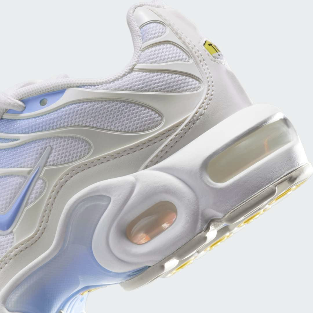 Detailed zoom on the outsole and midsole of the Nike Air Max Plus Juniors' Girls' trainers, highlighting the unique Tuned Air cushioning system and rubber outsole.