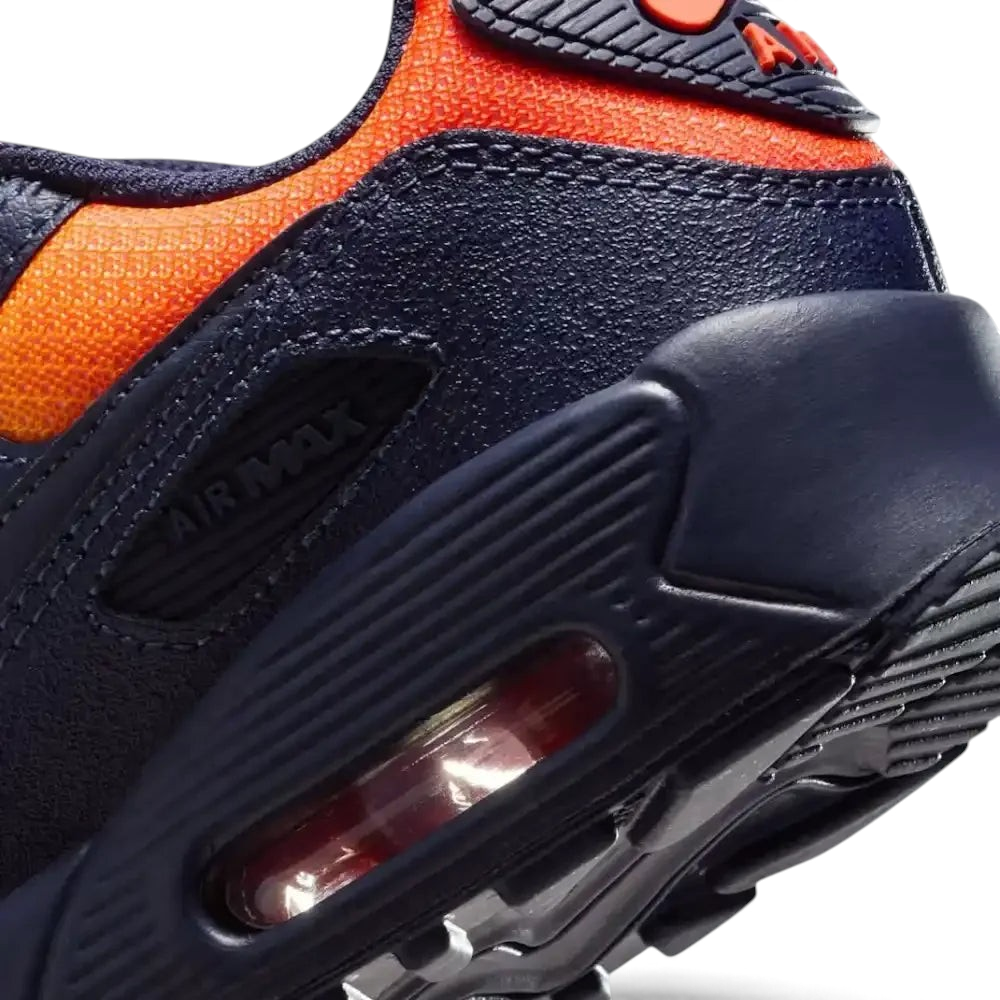 Detailed zoom on the midsole, highlighting the visible Max Air cushioning and the transition between the white foam and the navy outsole.