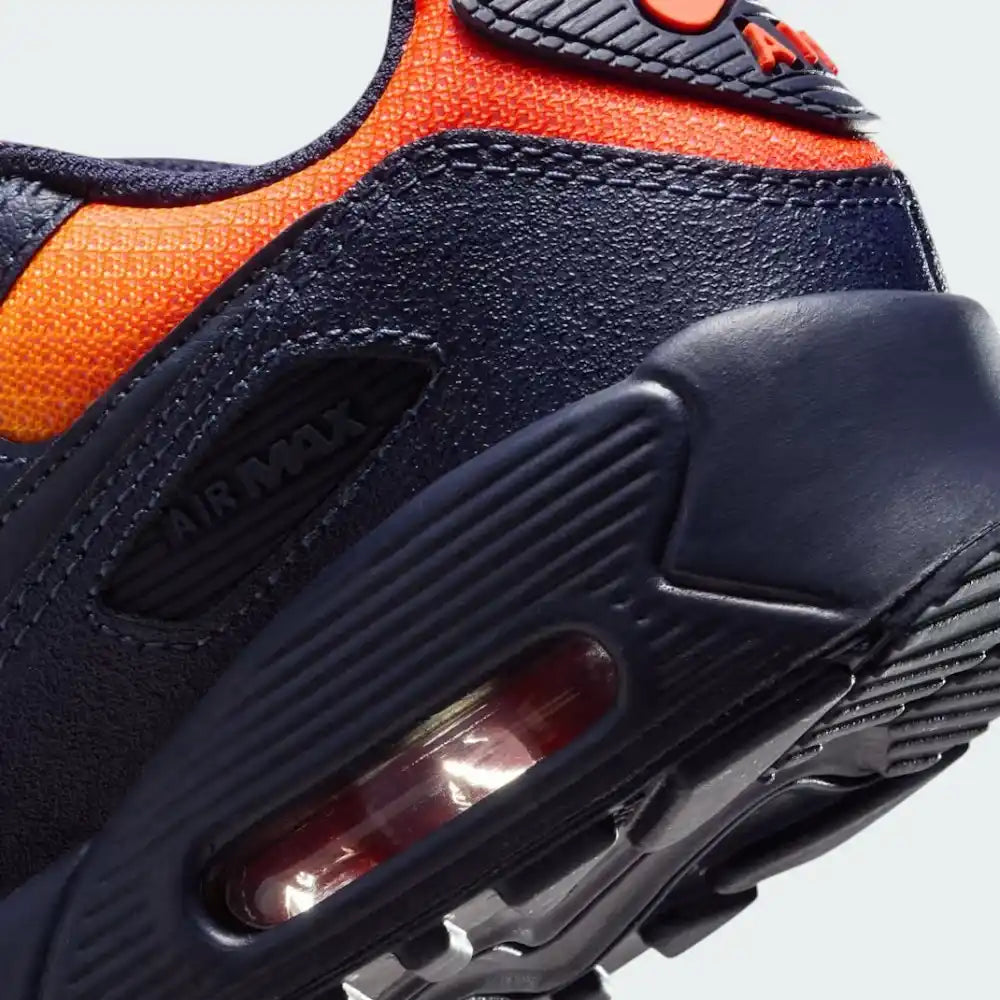 Detailed zoom on the midsole, highlighting the visible Max Air cushioning and the transition between the white foam and the navy outsole.