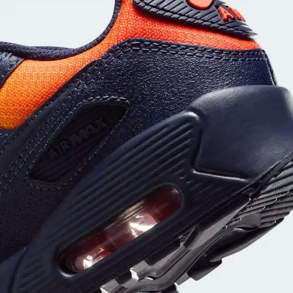 Detailed zoom on the midsole, highlighting the visible Max Air cushioning and the transition between the white foam and the navy outsole.
