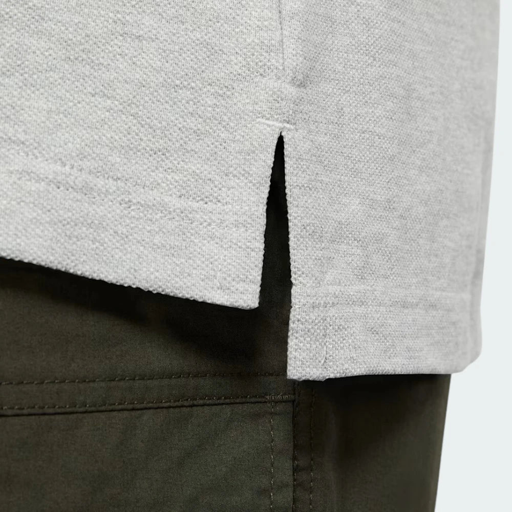 Detailed zoom on the heathered cotton fabric weave and the reinforced stitching at the hem.