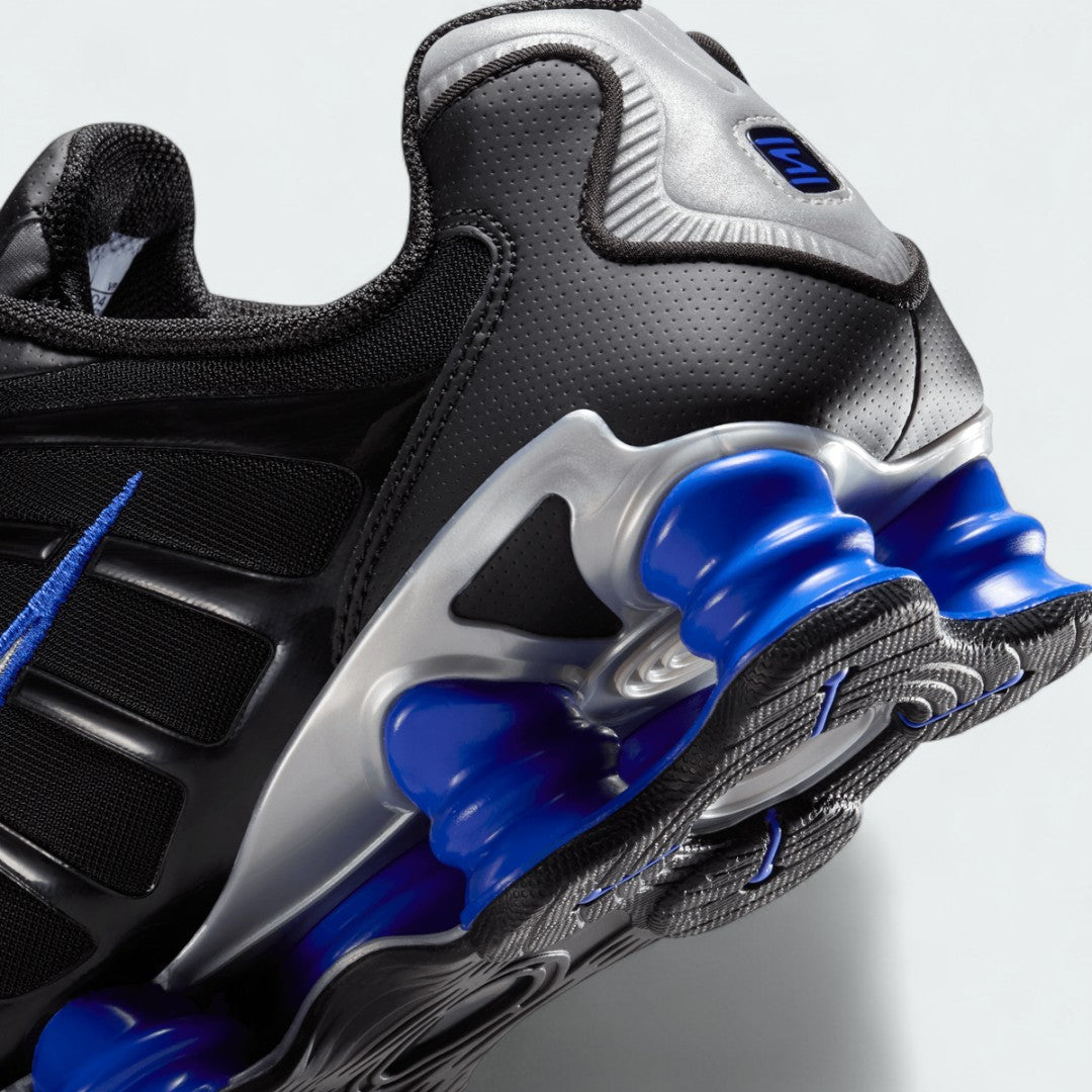 Detailed zoom on the sole of the Nike Shox TL men's sneakers, highlighting the full-length Shox cushioning pillars and the durable rubber outsole.