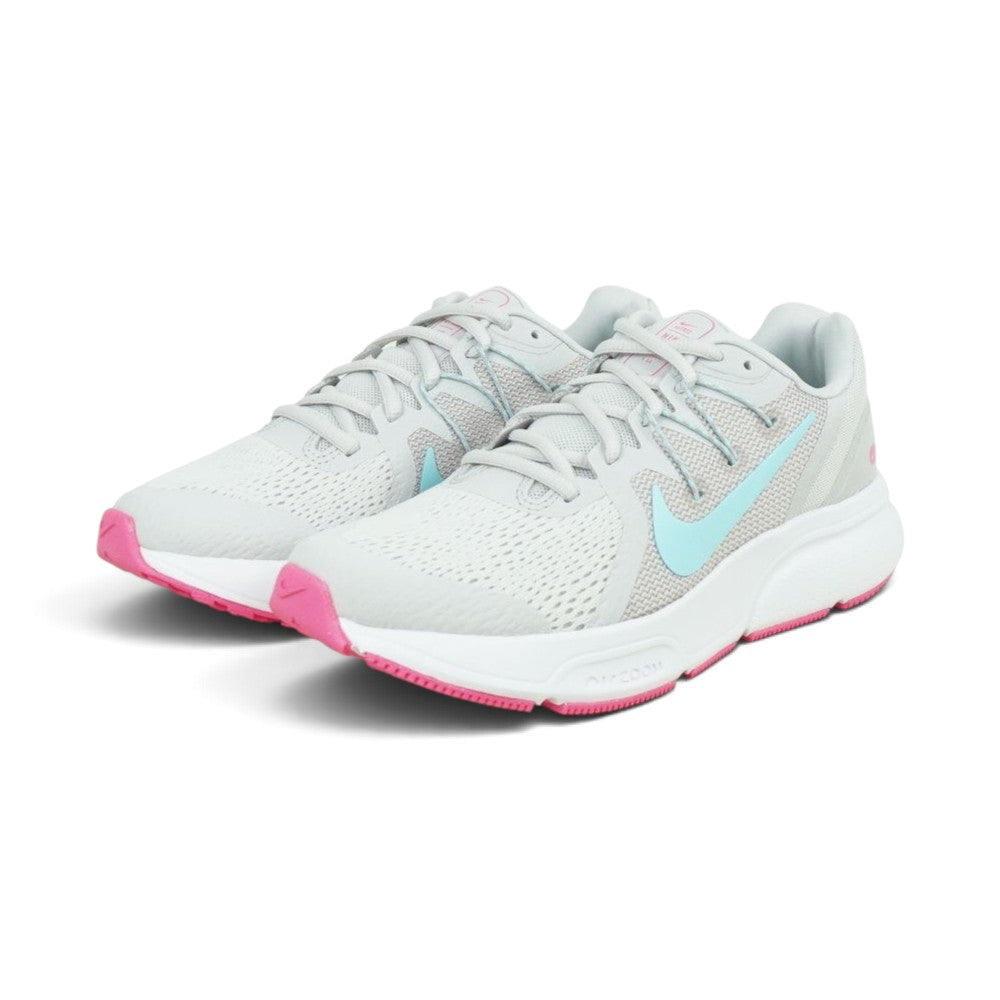 Emphasising the low-slung, athletic stance of the trainers and the fresh visual harmony between the light Vast Grey uppers, pastel Glacier Ice Swooshes, and popping pink toe-cap wraps.