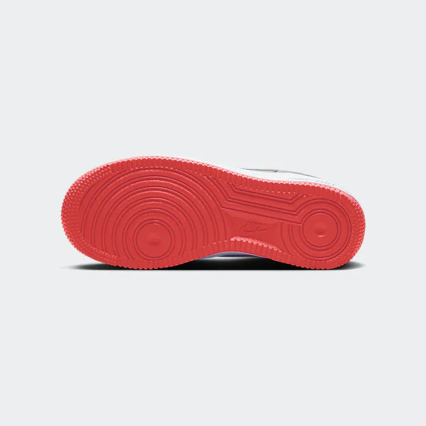 Displays the technical pivot-point tread designed for unreal multi-surface traction.