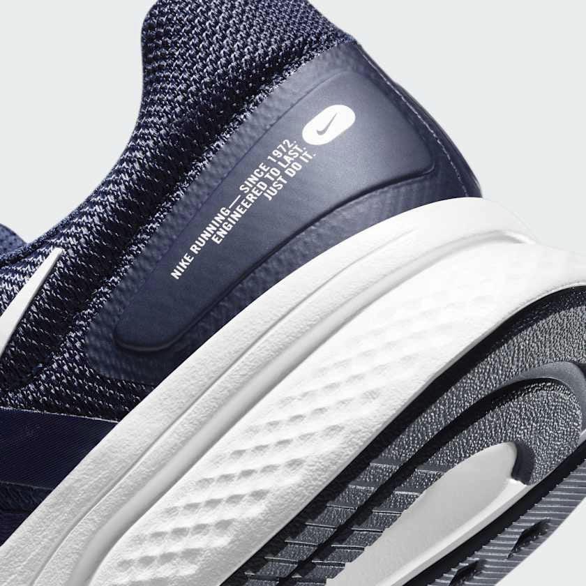 Detailed zoom on the outsole and midsole of the Nike Run Swift 2 Men's navy running shoes, highlighting the soft foam cushioning and durable rubber outsole.