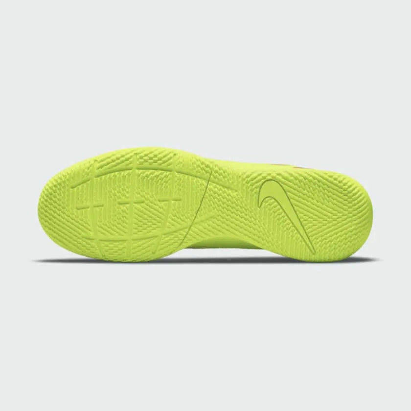 Close-up of the Nike Mercurial Vapor 14 Club IC men's indoor football boot's non-marking rubber outsole, highlighting its grip pattern for hard courts.