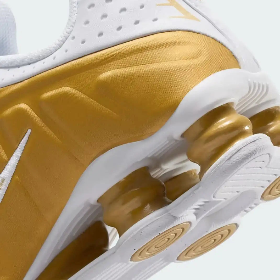 Detailed zoom on the sole of the Nike Shox R4 Juniors' trainers, highlighting the visible Shox cushioning pillars and the durable rubber outsole.