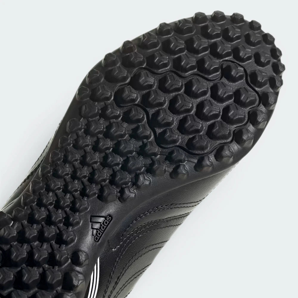 Highlights the "unreal" finish of the multi-directional lugs and the stable rubber construction.