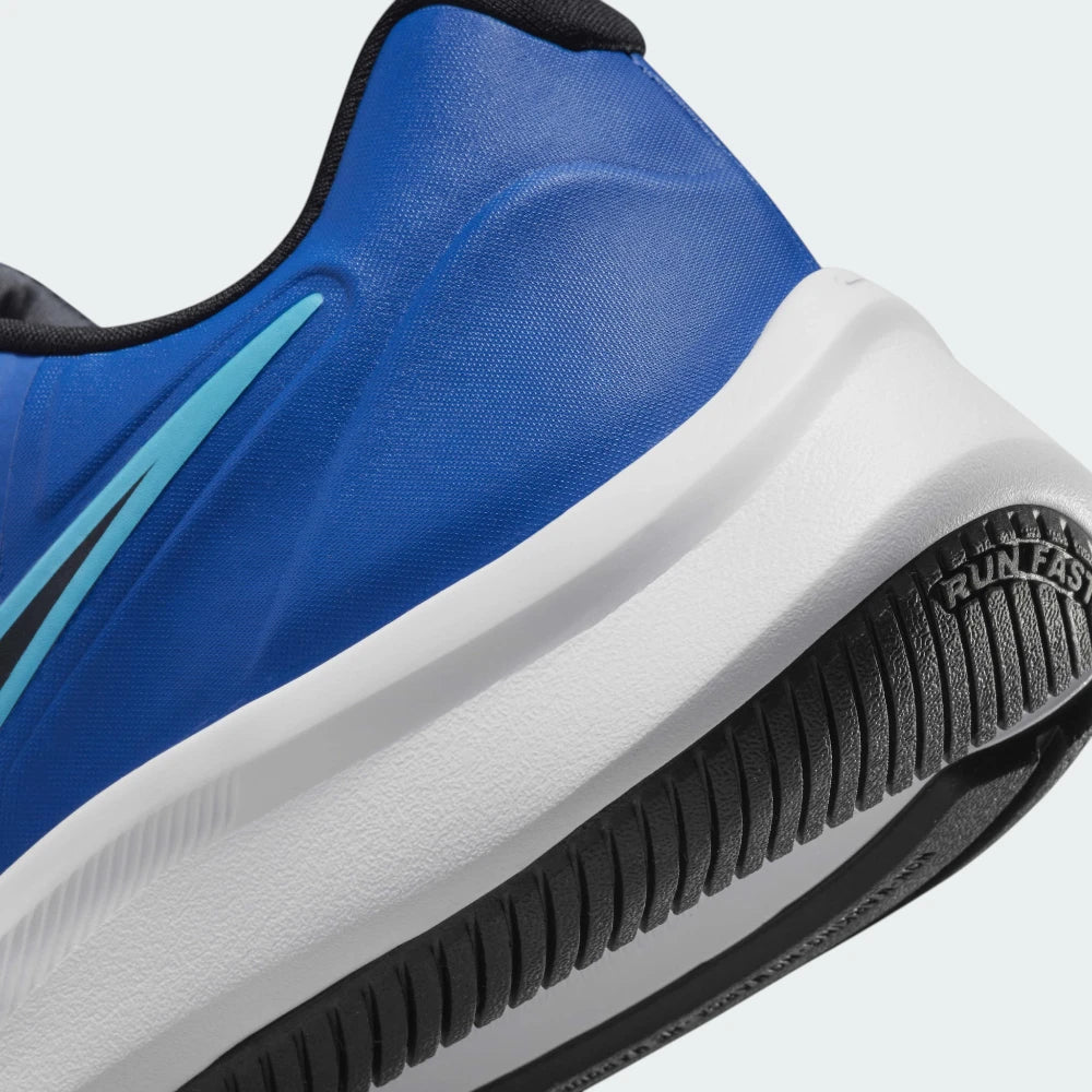 Detailed zoom on the midsole area, highlighting the soft foam cushioning and the transition to the durable star-patterned outsole.