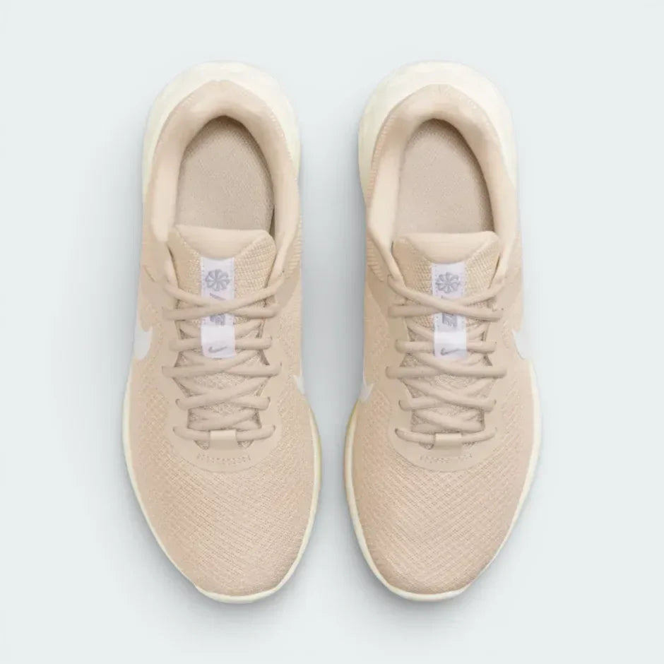 Top-down view of the women's Revolution 6 trainers, highlighting the light brown mesh texture and the secure Sand Drift lacing system.
