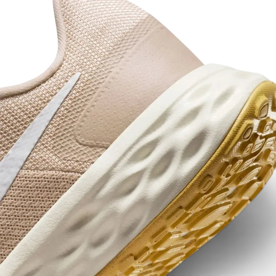 Detailed zoom on the side, highlighting the soft white foam midsole and the vibrant Topaz Gold rubber of the outsole.