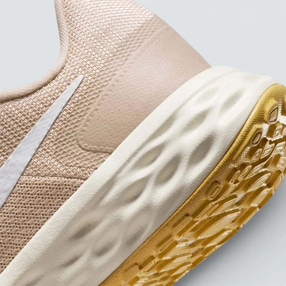 Detailed zoom on the side, highlighting the soft white foam midsole and the vibrant Topaz Gold rubber of the outsole.