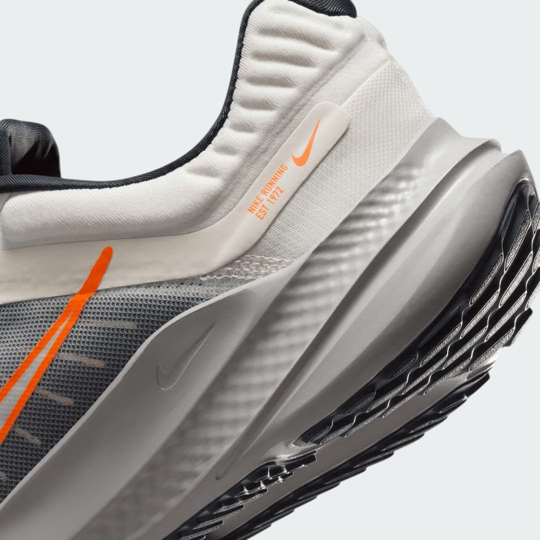 Detailed zoom on the outsole and midsole of the Nike Quest 5 Men's running shoes, highlighting the super-soft foam cushioning and rubber traction zones.