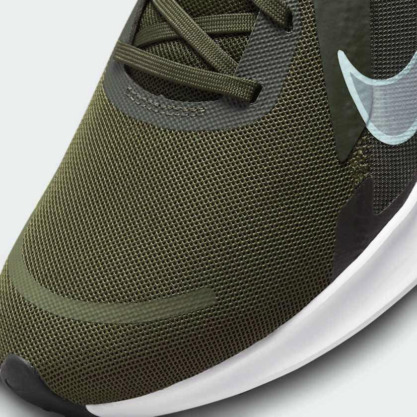 Close-up of Nike Quest 5 Men's Green Running Shoes DD0204-300 mesh texture, laces, and tongue design