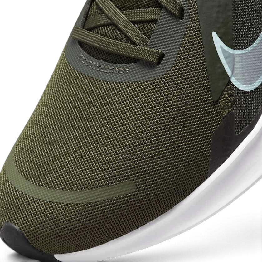 Close-up of Nike Quest 5 Men's Green Running Shoes DD0204-300 mesh texture, laces, and tongue design
