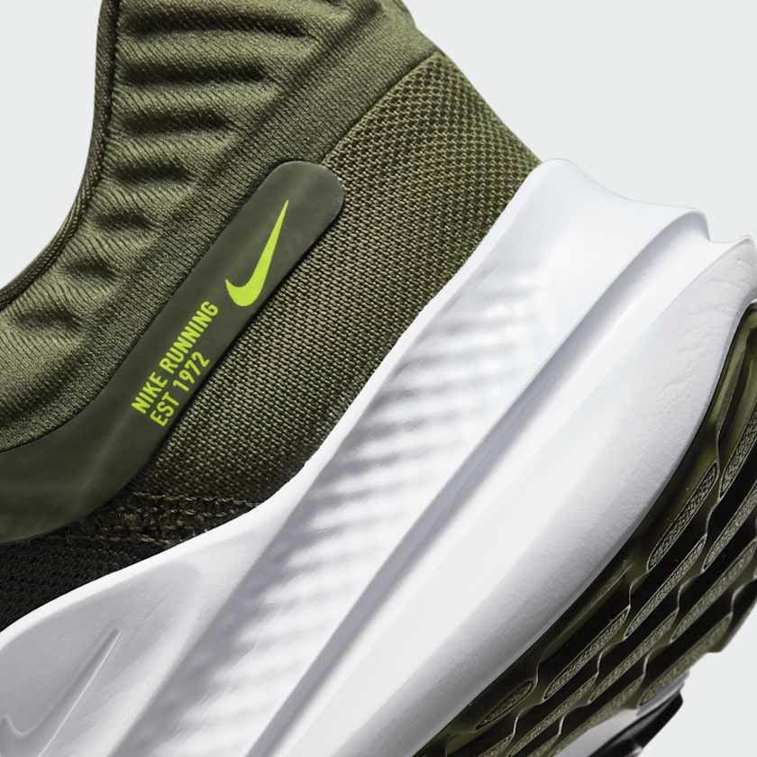 Rear underside close-up of Nike Quest 5 Men's Green Running Shoes DD0204-300 heel and outsole tread