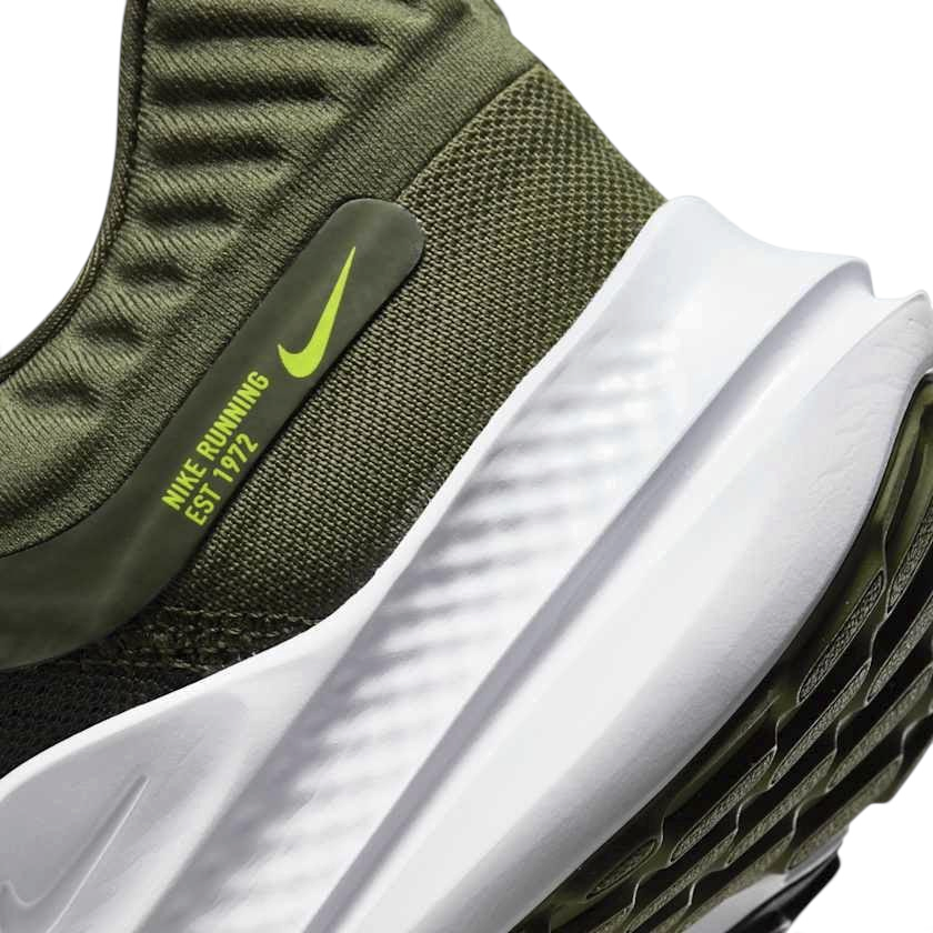 Rear underside close-up of Nike Quest 5 Men's Green Running Shoes DD0204-300 heel and outsole tread