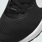 Details the premium seamless overlay wrapping the front toe cap protection matrix and the clean stitching around the strap.