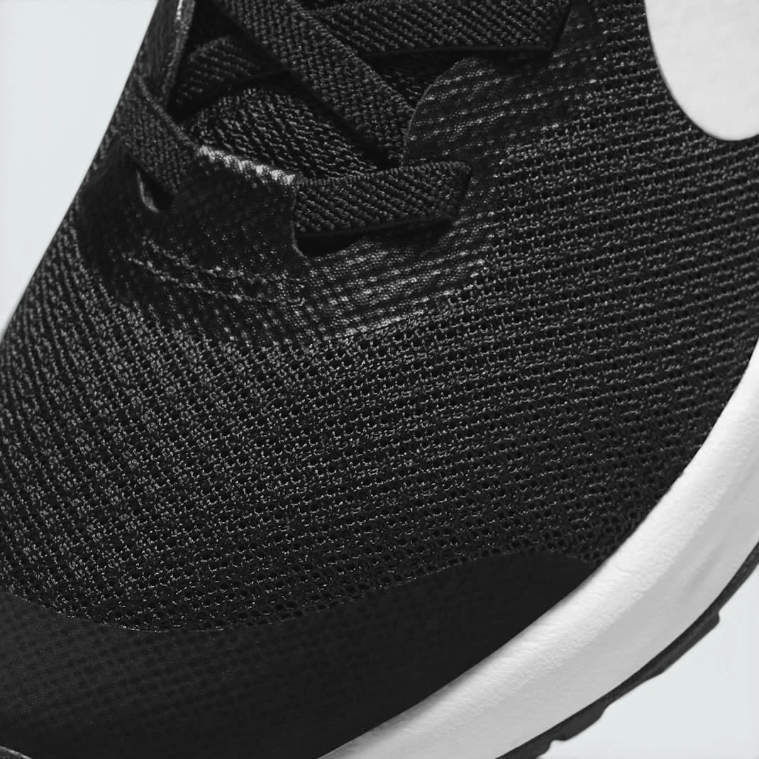 Details the premium seamless overlay wrapping the front toe cap protection matrix and the clean stitching around the strap.