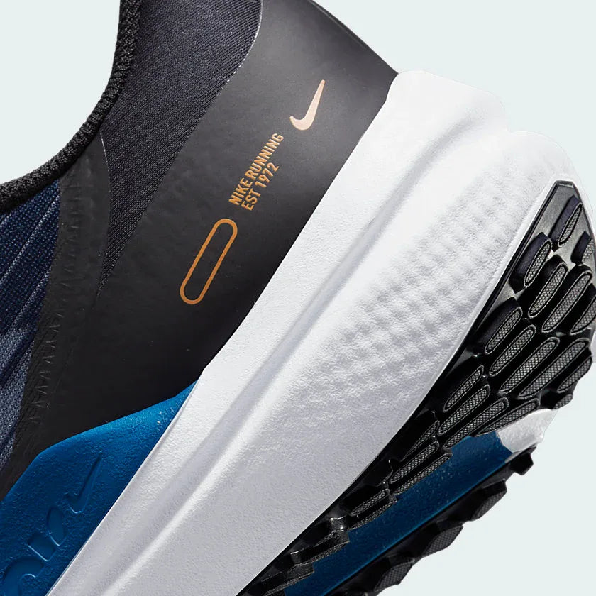 Detailed zoom on the outsole and midsole of the Nike Air Winflo 9 Men's dark blue running shoes, highlighting the soft foam cushioning and durable rubber outsole.