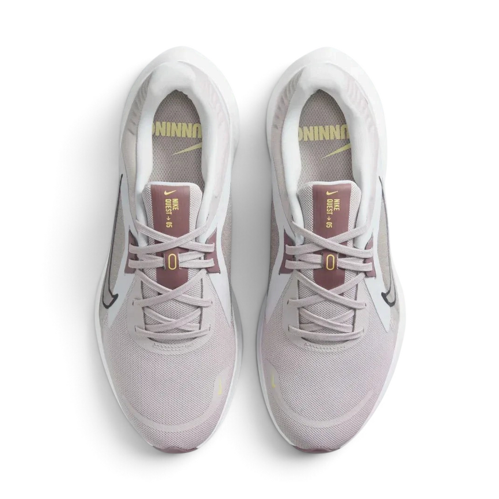 Top-down view of the platinum violet Nike Quest 5 shoes, highlighting the breathable mesh texture and the purple lacing system.