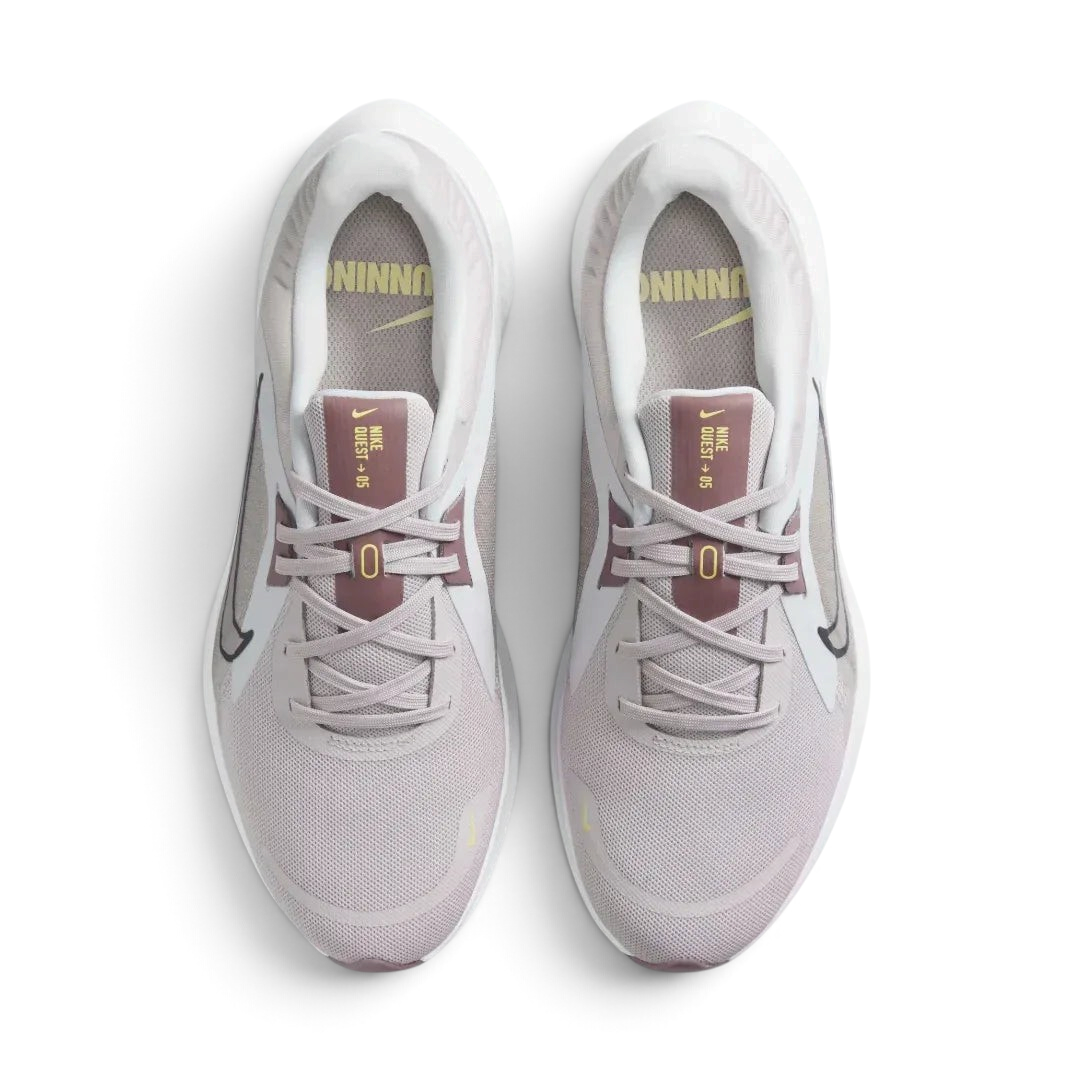 Top-down view of the platinum violet Nike Quest 5 shoes, highlighting the breathable mesh texture and the purple lacing system.