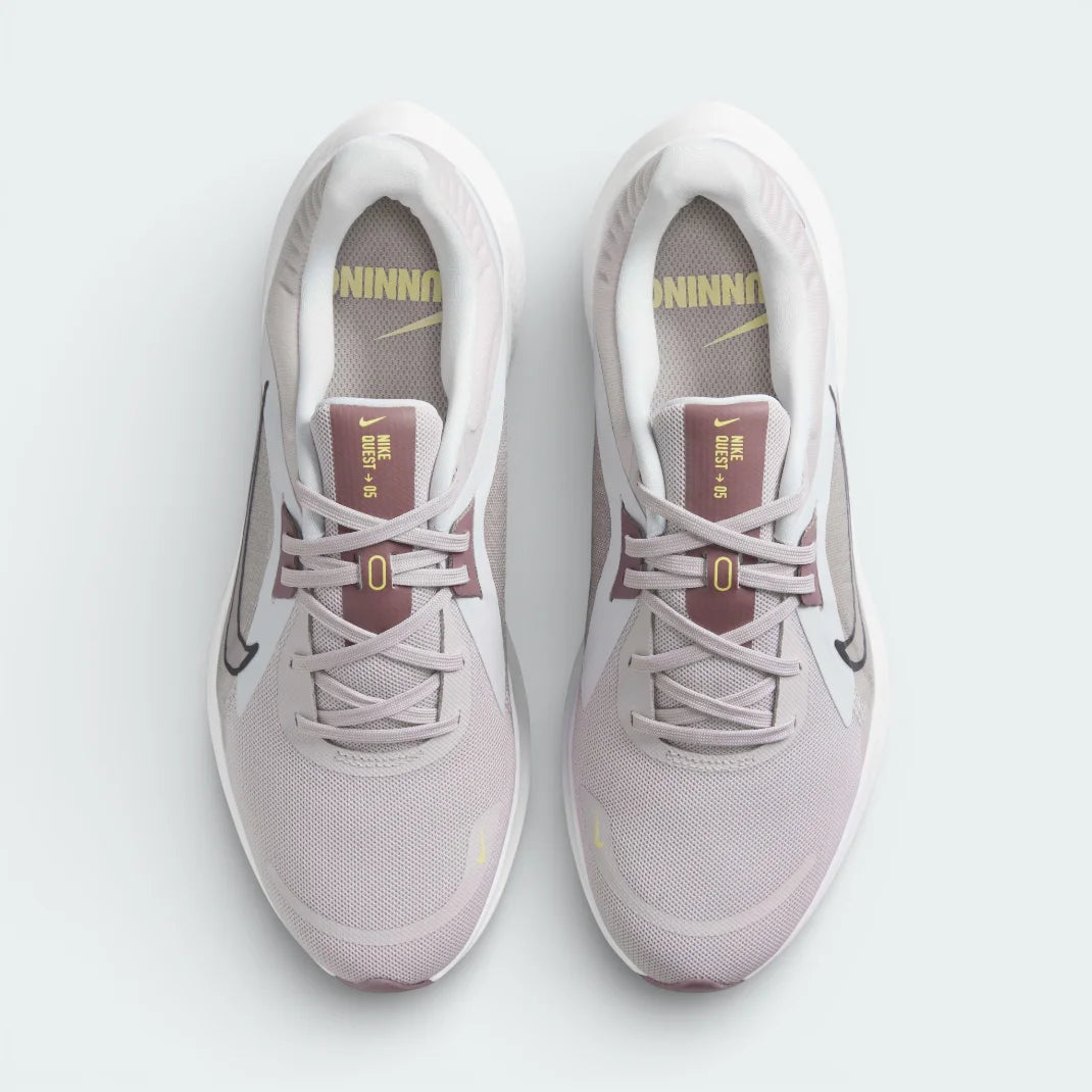 Top-down view of the platinum violet Nike Quest 5 shoes, highlighting the breathable mesh texture and the purple lacing system.