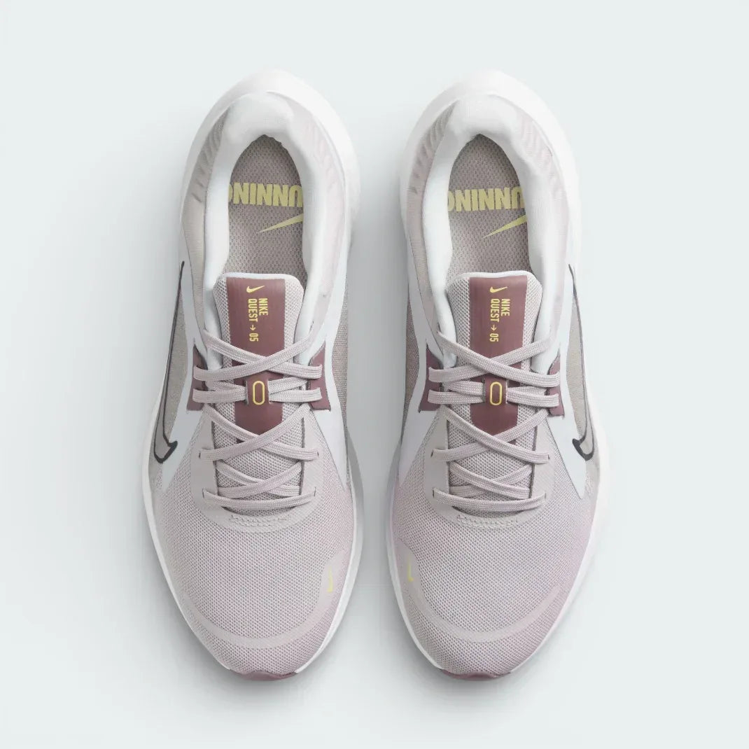 Top-down view of the platinum violet Nike Quest 5 shoes, highlighting the breathable mesh texture and the purple lacing system.