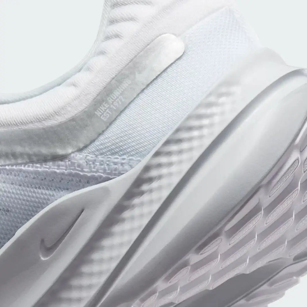 Detailed zoom on the outsole and midsole of the Nike Quest 5 Women's white running shoes, highlighting the soft foam cushioning and durable rubber outsole lugs.