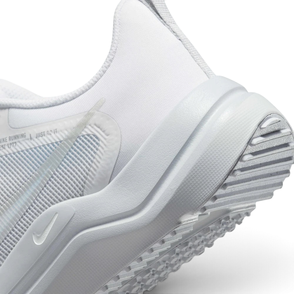 Highlights the "unreal" clean finish of the elevated foam cushioning tooling and its stable, secure bonding to the lower rubber traction plates.