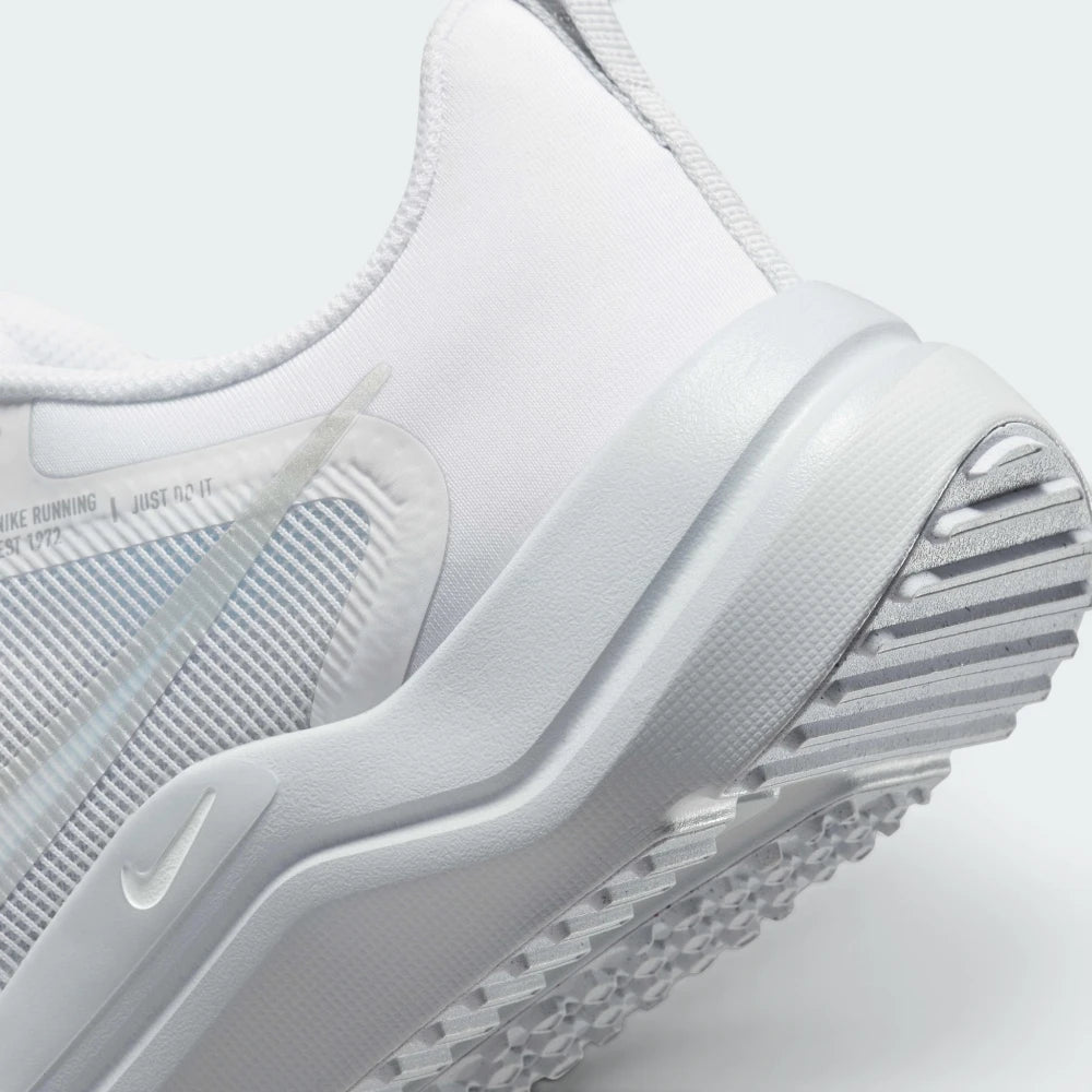 Highlights the "unreal" clean finish of the elevated foam cushioning tooling and its stable, secure bonding to the lower rubber traction plates.