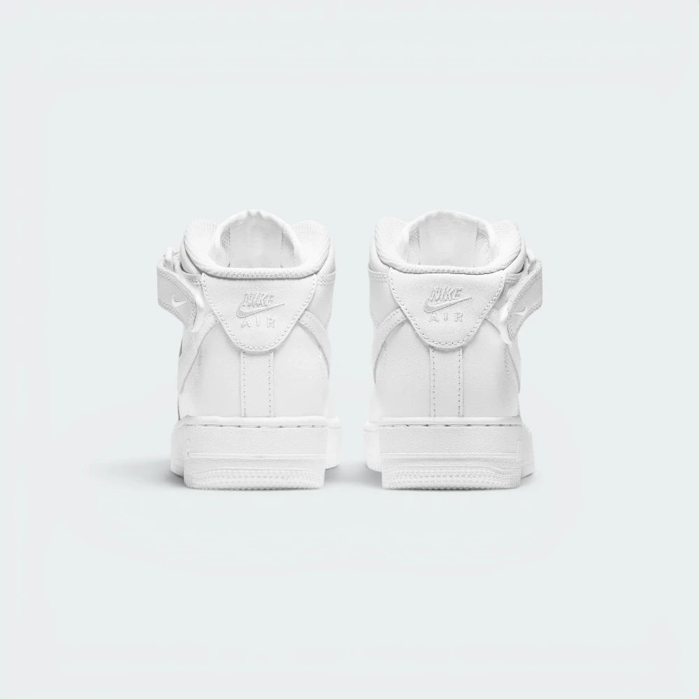 Focuses on the contoured shape of the structured rear heel counter, highlighting the clean embroidered Nike Air block text stitched squarely into the upper spine.