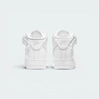 Focuses on the contoured shape of the structured rear heel counter, highlighting the clean embroidered Nike Air block text stitched squarely into the upper spine.