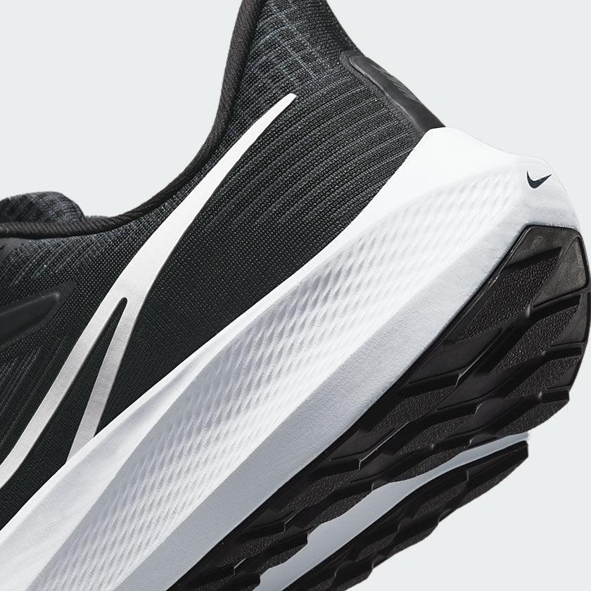 Detailed zoom on the midsole, focusing on the "Nike React" branding and the zones where the Zoom Air units are encapsulated.