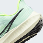 Detailed zoom on the outsole and midsole of the Nike Air Zoom Pegasus 39 Men's green running trainers, highlighting the responsive React foam and visible Zoom Air units.
