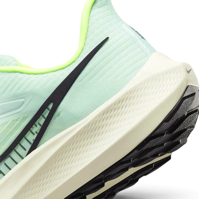 Detailed zoom on the outsole and midsole of the Nike Air Zoom Pegasus 39 Men's green running trainers, highlighting the responsive React foam and visible Zoom Air units.