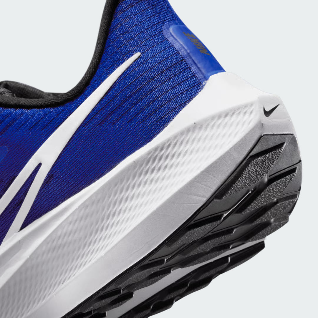 Detailed zoom on the outsole and midsole of the Nike Air Zoom Pegasus 39 Men's blue running trainers, highlighting the responsive React foam and visible Zoom Air units.