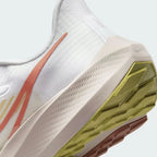 Zoom Looking at the Outsole and Midsole: Highlighting the React foam texture and the "Air Zoom" branding on the midsole.