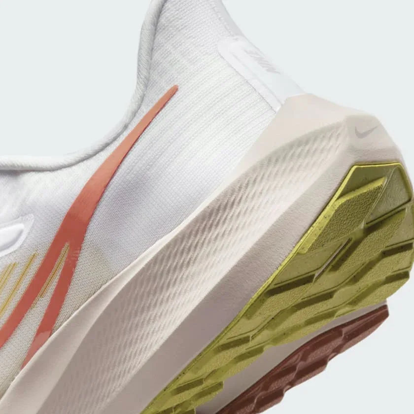 Zoom Looking at the Outsole and Midsole: Highlighting the React foam texture and the "Air Zoom" branding on the midsole.