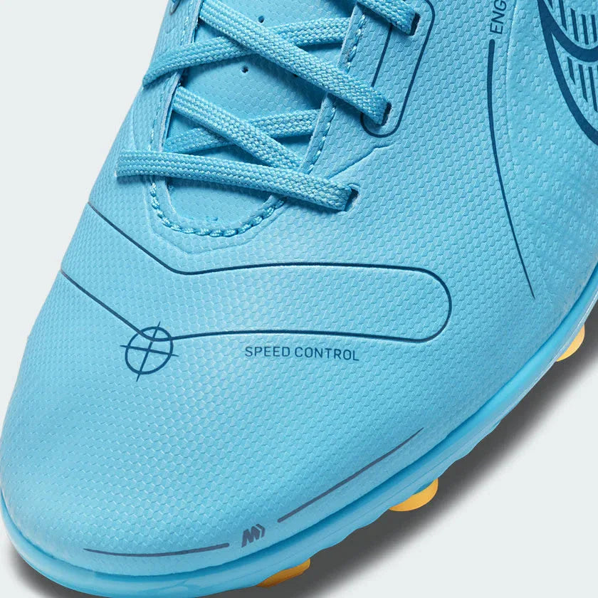 Detailed close-up of the front of the Nike Vapor 14 Club FG/MG juniors' football boot, showing the lacing system and textured toe box for ball control.