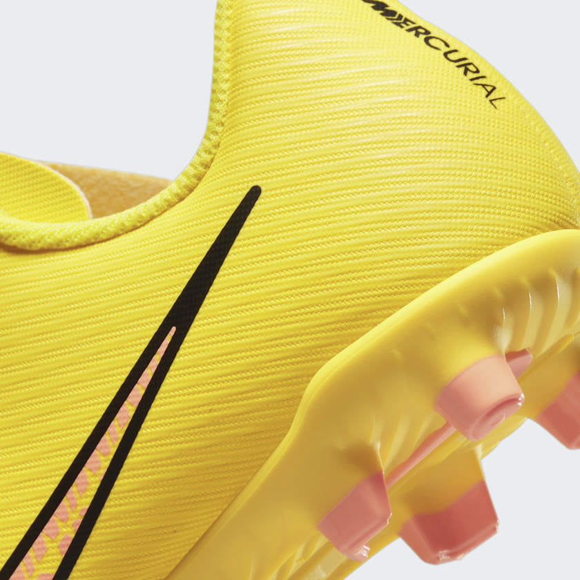 Rear underside close-up of Nike Mercurial Vapor 15 Club Juniors Boots DJ5958-780 heel and stud layout