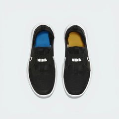 Focuses on the stretchy midfoot strap and the dual pull tabs for easy access.