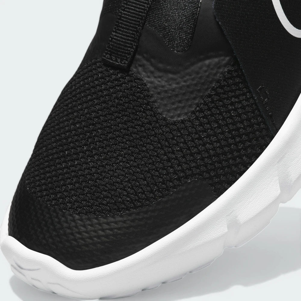 Details the reinforced toe-tip and the breathable fabric weave of the forefoot.