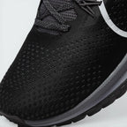 Details the premium abrasion-resistant skin layers wrapping the front toe cap protection matrix and the precision tracking along the eyelet lines.
